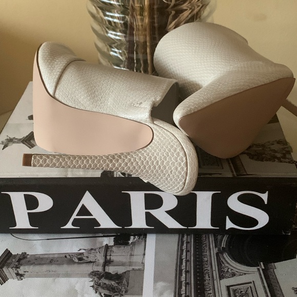 Upgrade your wardrobe with these Off White Pointed Toe Mules! Never worn! - Picture 1 of 6